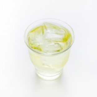 緑茶ハイのカロリーや糖質は?ダイエットや健康におすすめの理由も