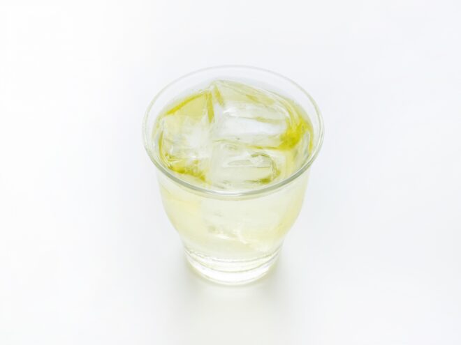 グラスに注がれた氷入り緑茶