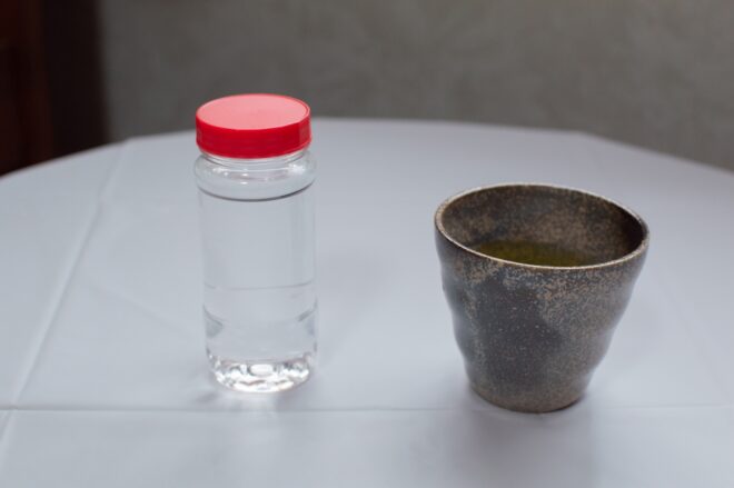 緑茶と焼酎で緑茶ハイのイメージ