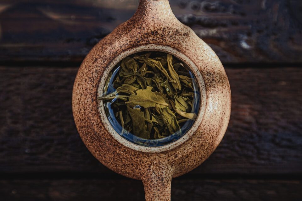 節約のために再利用を見越した使用済みお茶っ葉の写真