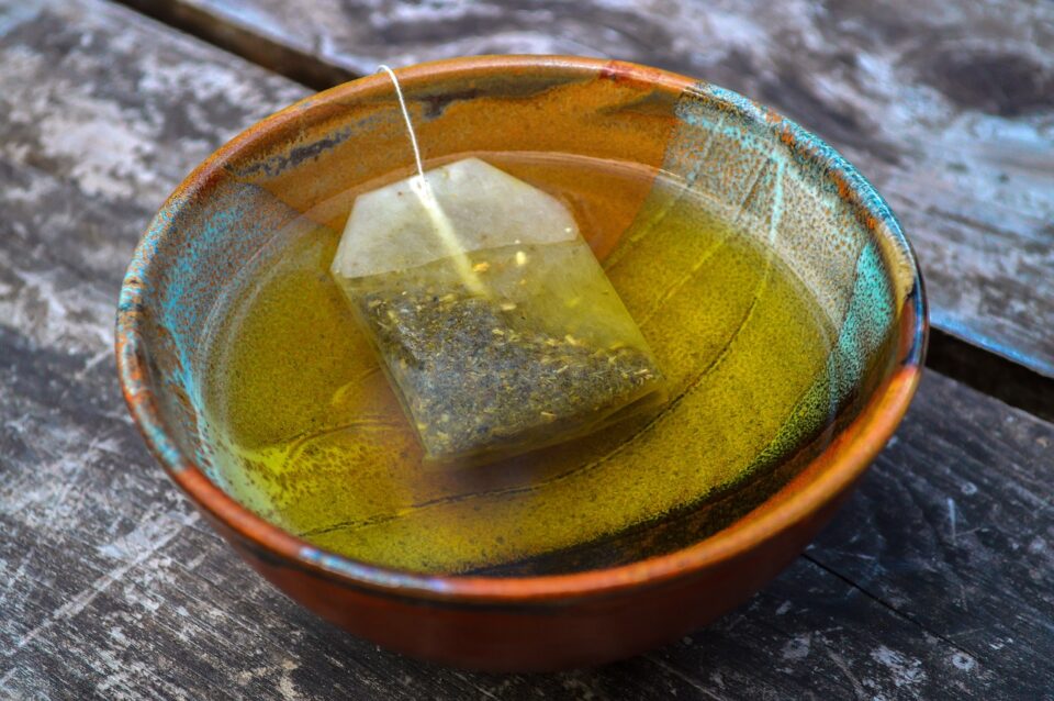 煎茶の種類の中でもティーバッグを選んでお茶を淹れている写真